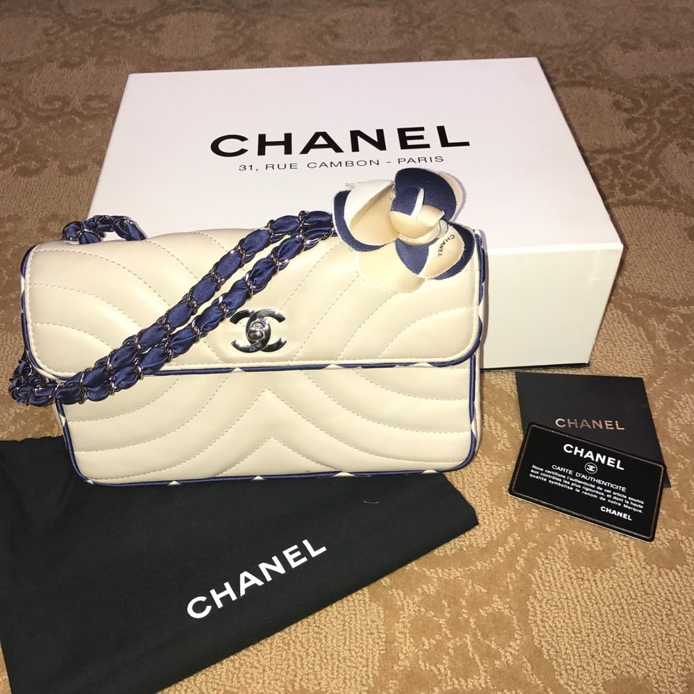 Chanel beige/grey classic quilted bag with flower - Picture 2 of 12